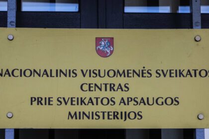 Šiuo metu ugdymo įstaigose fiksuoti 2487 aktyvūs koronaviruso protrūkiai, su kuriais susiję 9 982 COVID-19 užsikrėtimai. Nacionalinio visuomenės sveikatos centro (NVSC) Vilniaus departamento specialistės Justinos Petravičienės teigimu, šiuo metu, lyginant su kitomis sritimis, ugdymo įstaigose yra fiksuojamas didžiausias koronaviruso atvejų skaičius.