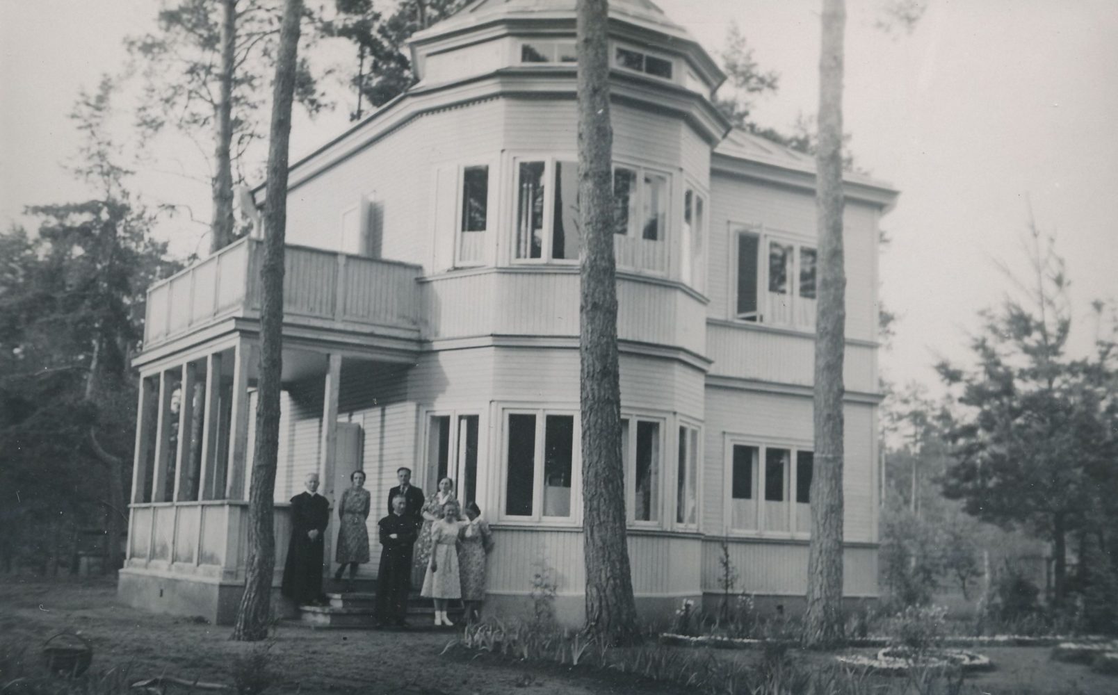 Vyskupas Kazimieras Paltarokas, kunigas Povilas Šidlauskas, Juozas ir Sofija Barisai ir kiti asmenys prie vilos Berčiūnuose. Panevėžys. XX a. 4 deš. Panevėžio apskrities Gabrielės Petkevičaitės-Bitės viešosios bibliotekos skaitmeninis archyvas, kopija iš Kristupo Šidlausko asmeninio archyvo