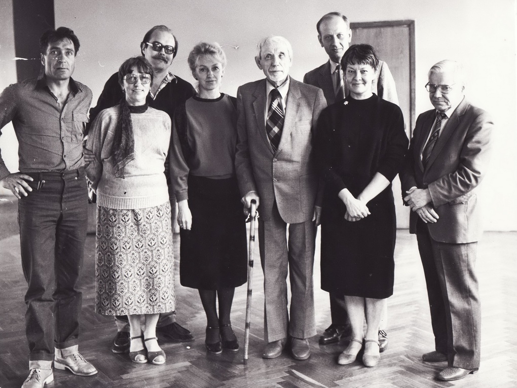 Po „Mirties šokio“ repeticijų. Apie 1987 m. Iš kairės: Algirdas Paulavičius, Regina Zdanavičiūtė, Evaldas Breivė, Danutė Vidugirytė, Juozas Miltinis, Jonas Garliauskas, Dalia Melėnaitė, Vaclovas Blėdis. Antano GYLIO nuotr. PAVB FJM-1017-1