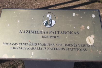 Iškiliam panevėžiečiui skirta lenta apdergta paukščių, o paties vyskupo atvaizdas joje subjaurotas.