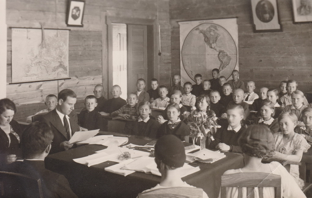 Egzaminas Panevėžio pradinėje mokykloje (Nevėžio g.), kairėje – Aleksandras Plungė. 1934 m. PANEVĖŽIO KRAŠTOTYROS MUZIEJAUS FONDŲ nuotr. 