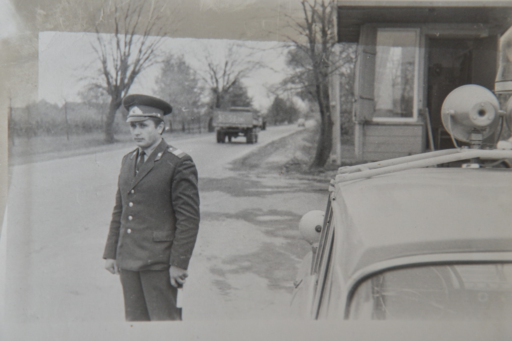 Algirdas Mickevičius juokiasi, kad milicininku tapo dėl didelės meilės „Volgai“. Užsivilkęs pareigūno uniformą, anuomet prabangia mašina panevėžietis važinėjo nelegaliai, bet ir nebijodamas įkliūti. P. ŽIDONIO nuotr. 