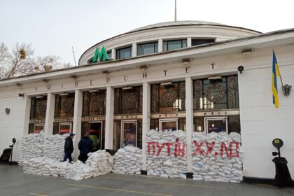 Kijeve dieną ir naktį kas kelias valandas skamba oro pavojus įspėjimai ir raginimai neišeiti iš namų. Pasitaiko, jog iš namų draudžiama išeiti net kelias paras.