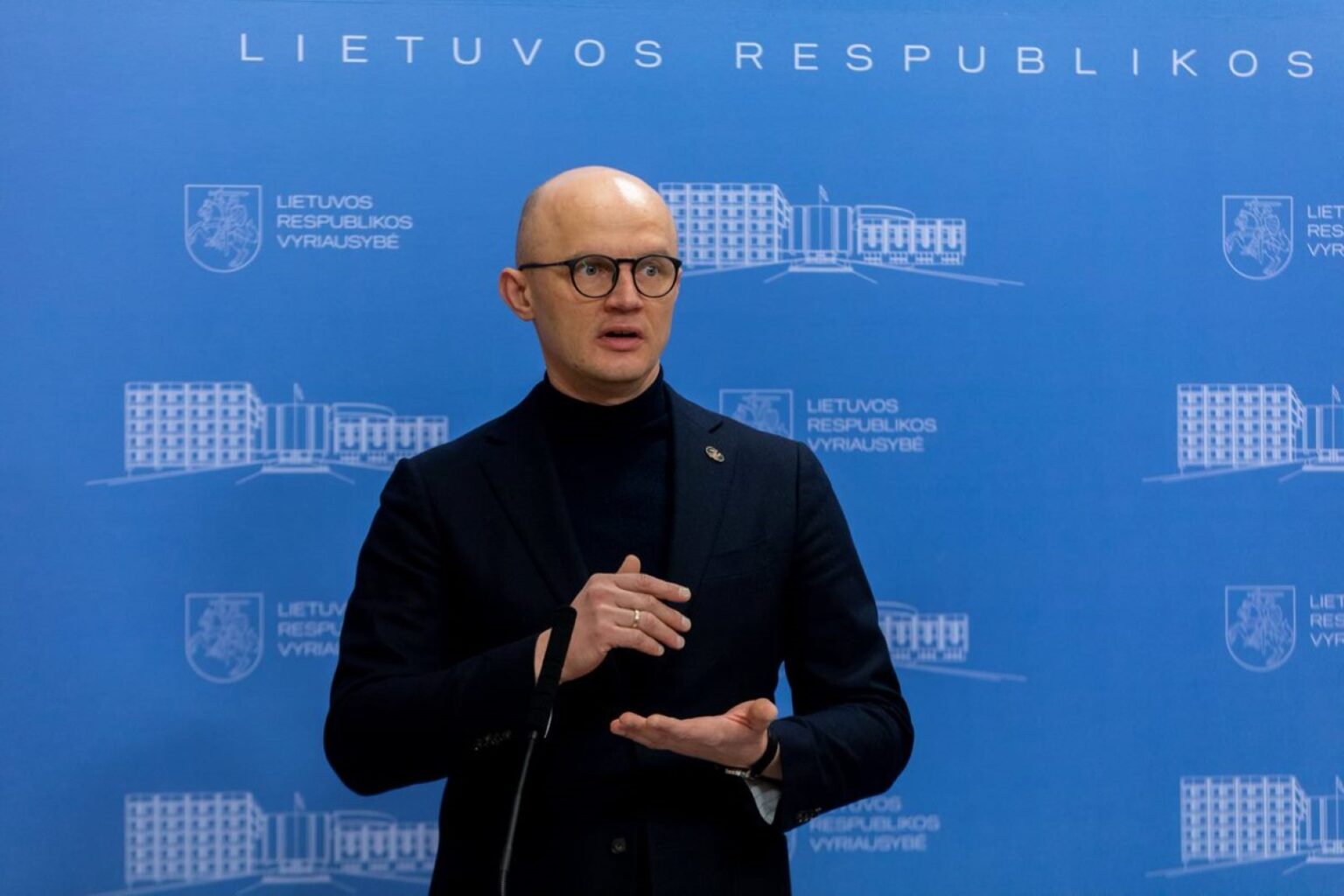 Nuo karo Ukrainoje bėgančių žmonių apgyvendinimu besirūpinančios organizacijos „Stiprūs kartu“ vienas iniciatorių Edmundas Jakilaitis sako, kad Lietuvoje, savanorių pasiūlytuose būstuose, jau apgyvendinti apie 4,7 tūkst. žmonių, iš kurių 1,7 tūkst. – vaikai.