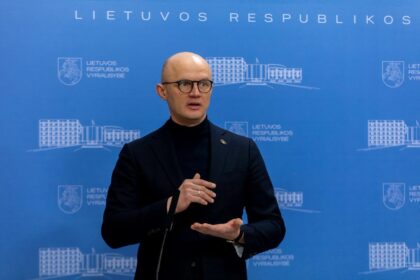 Nuo karo Ukrainoje bėgančių žmonių apgyvendinimu besirūpinančios organizacijos „Stiprūs kartu“ vienas iniciatorių Edmundas Jakilaitis sako, kad Lietuvoje, savanorių pasiūlytuose būstuose, jau apgyvendinti apie 4,7 tūkst. žmonių, iš kurių 1,7 tūkst. – vaikai.