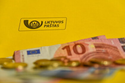 Nors jau trečius metus dėl pandemijos nuolat skamba raginimai už pirkinius ar paslaugas mokėti banko kortele ir netgi darbdaviai nebeturi teisės mokėti atlyginimų grynaisiais, valstybės valdomame Lietuvos pašte, regis, galioja kitos taisyklės.