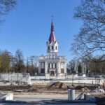 Į Švč. Trejybės bažnyčią skubantys tikintieji, į darbą Muzikiniame teatre einantys artistai, o į jame vykstančius koncertus – žiūrovai, daugiabutyje, kurio langai veriasi į Nepriklausomybės aikštę, gyvenantys žmonės neslepia jei dar ne piktais žodžiais, tai jau įtariais žvilgsniais palydintys niekaip šios aikštės remonto neužbaigiančius statybininkus.