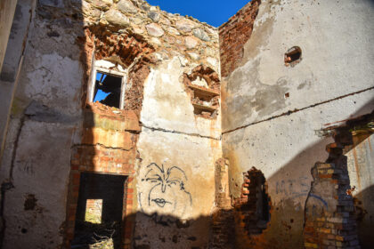 Atliekų jūroje skandinamo valstybės saugomo paveldo – Nevėžninkų koplyčios – likimas sukėlė ant kojų ne tik tuo pasibaisėjusius vietinius gyventojus.