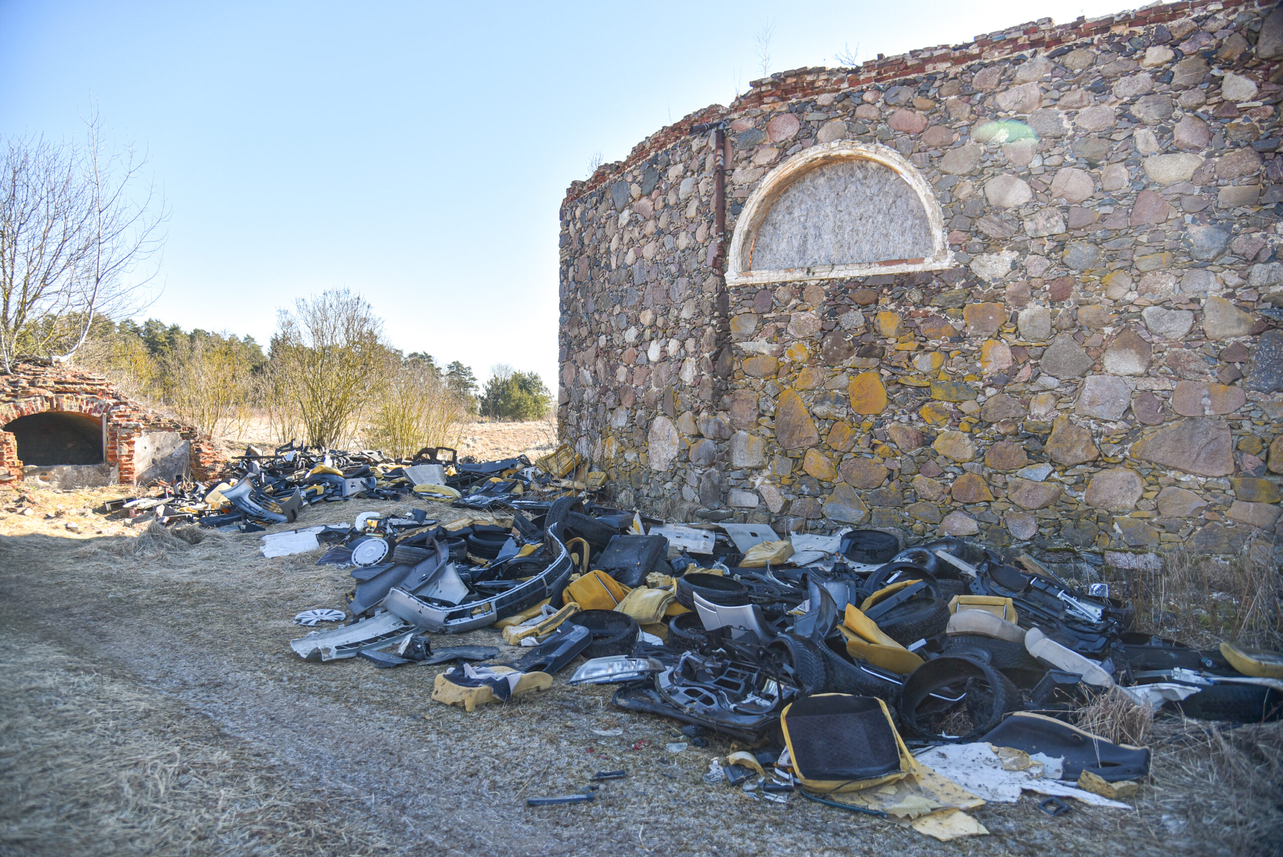 Atliekų jūroje skandinamo valstybės saugomo paveldo – Nevėžninkų koplyčios – likimas sukėlė ant kojų ne tik tuo pasibaisėjusius vietinius gyventojus.