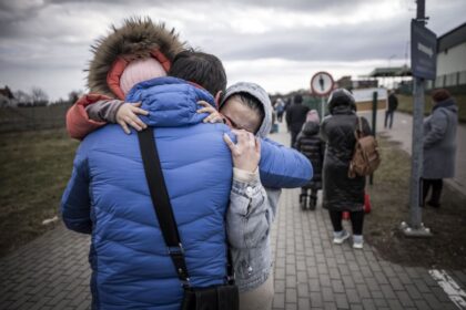 Keliasdešimt kilometrų besitęsiančios automobilių kolonos, nenutrūkstamai judantys milžiniški pėsčiųjų srautai.