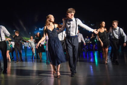 Pasipuošę ir pasitempę Juozo Balčikonio gimnazijos auklėtiniai pasinėrė į šokių sūkurį. Gimnazijos bendruomenė penktadienį susibūrė į bene laukiamiausią ir iškilmingiausią metų vakarą – gražia tradicija tapusią, jau 18-ą kartą rengiamą „Sidabrinę naktį“.