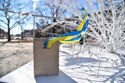 Tebesitęsiant karui Ukrainoje ir augant pabėgėlių srautams, savivaldybės priima sprendimus, kaip pagelbėti išgąsdintiems žmonėms, Lietuvą pasiekiantiems dažniausiai taip, kaip stovi – be pinigų ir net be būtiniausių daiktų.