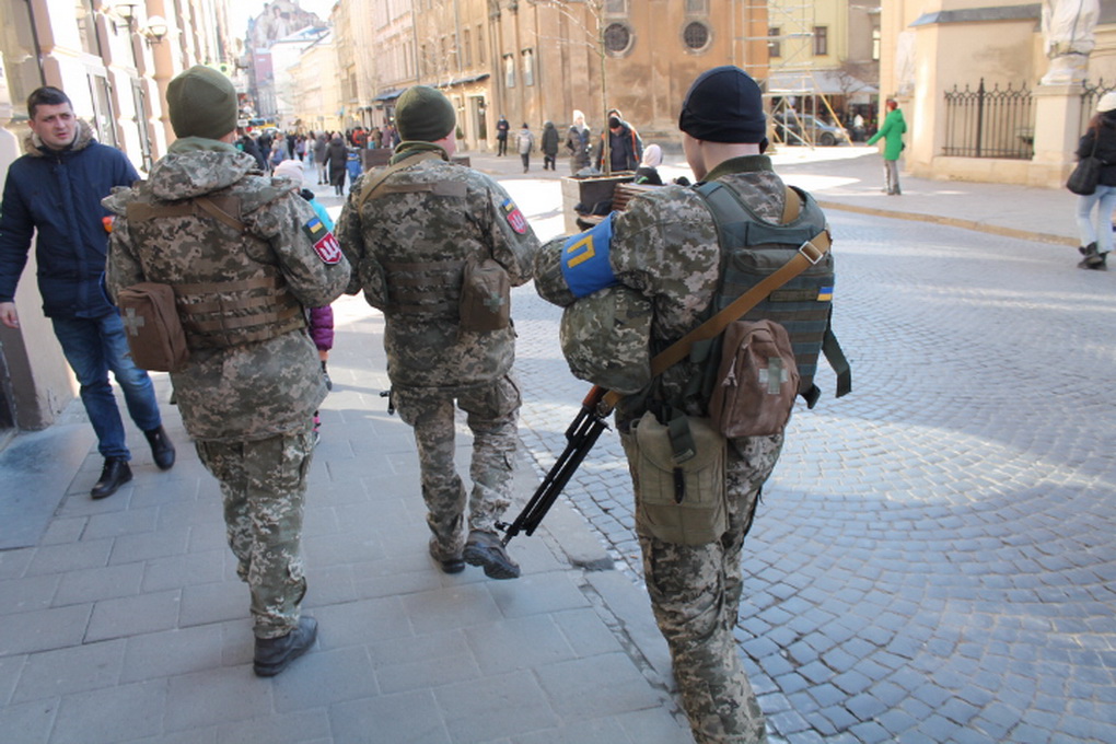 Po Lvovą vaikščiojantys ginkluoti kariškiai leidžia juos fotografuoti tik iš nugaros. E. BUTRIMO nuotr.