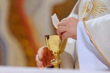 Už tai, kad kunigai tikėjimo keliu veda bei kelia dvasią Respublikinės Panevėžio ligoninės pacientams, apskrities policijos pareigūnams, Pajuostyje įsikūrusio Karaliaus Mindaugo husarų bataliono kariams, sumoka visi.