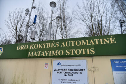 Jau porą savaičių laikantis sausiems orams, kvėpuoti darosi vis sunkiau. Panevėžyje fiksuojama gerokai didesnė, nei leidžia normos, kietųjų dalelių koncentracija ore. Tam pastebėti nereikia nė specialių matavimų – rytais ir vakarais mieste smogas matomas net plika akimi.