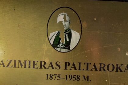 Prie katalikiškosios Kazimiero Paltaroko gimnazijos įrengta memorialinė lenta, žyminti Panevėžio garbės piliečio, pirmojo Panevėžio vyskupo ir Kristaus Karaliaus katedros statytojo Kazimiero Paltaroko atminimą, rodo ne pagarbą, o atvirkščiai – miestui daug nusipelniusio dvasininko paniekinimą.