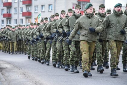 Kasdieniai vaizdai iš karštuoju pasaulio tašku tapusios Ukrainos gerokai supurtė ir lietuvių mąstymą. Šaulių sąjunga ir Krašto apsaugos savanorių pajėgos pastarosiomis savaitėmis sulaukė kaip niekad daug patriotiškai nusiteikusių naujų narių.