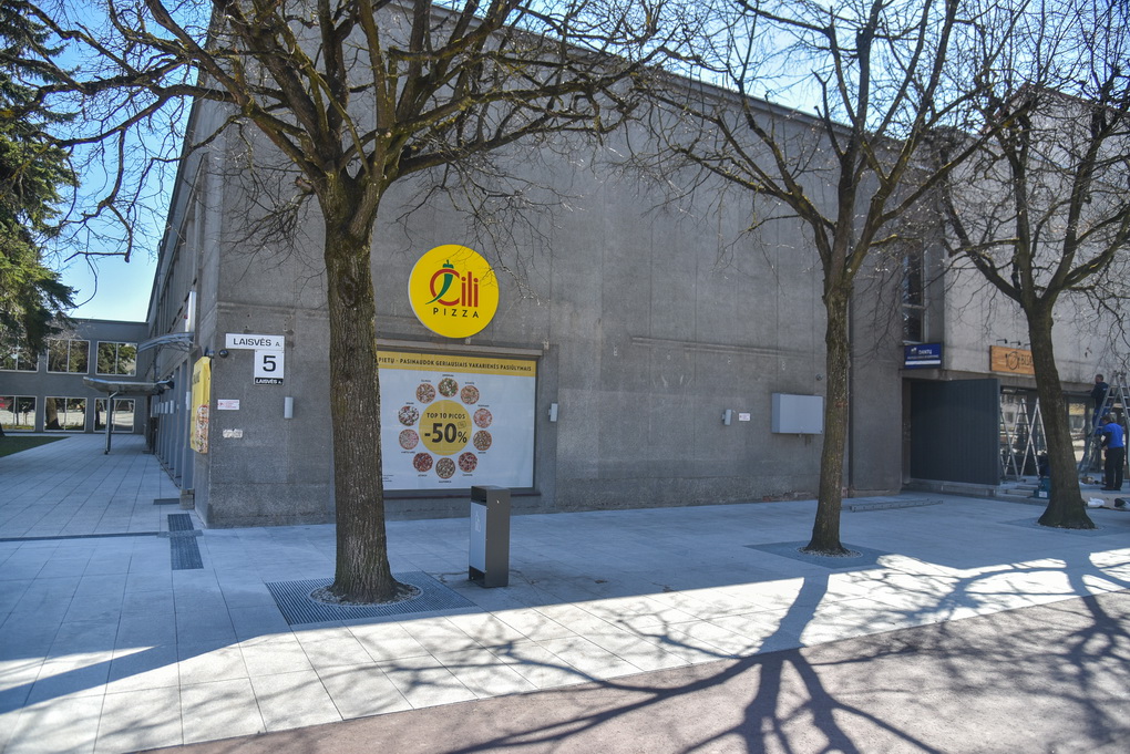 Ne kiekvienai dėmei ant sienos lemta tapti laisvės simboliu. Tačiau būtent tokia garbė teko pilkam stačiakampiui ant betoninės sienos Laisvės aikštėje: šioje vietoje prieš daugiau nei keturis dešimtmečius jauni panevėžiečiai pasiuntė aiškią žinią tuometei valdžiai ir už tai buvo nubausti. Dabar šią istorinę miesto vietą žymi atminimo lenta „Laisvę Lietuvai“. P. ŽIDONIO nuotr.