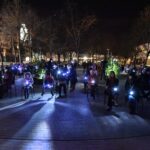 Panevėžio Laisvės aikštę šeštadienio vakarą nušvietė ne elektros šviestuvai, o susirinkusių panevėžiečių žibintai.