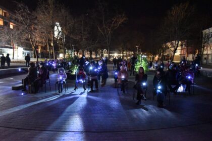 Panevėžio Laisvės aikštę šeštadienio vakarą nušvietė ne elektros šviestuvai, o susirinkusių panevėžiečių žibintai.