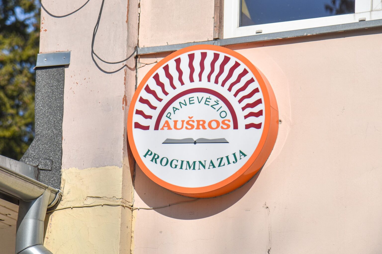 Pustuštėje „Aušros“ progimnazijoje po poros mėnesių nuskambėsiantis paskutinis skambutis šįmet paskelbs ir 66 metus gyvavusios mokyklos istorijos pabaigą.