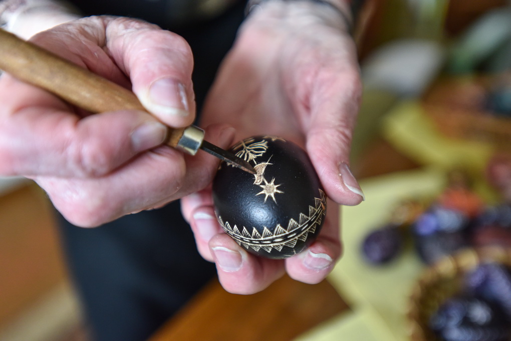 Margučių dailintoja atvirauja, kad kiaušinių skutinėjimas jai – lyg meditacija, kai išsitrina laiko ribos. P. ŽIDONIO nuotr.