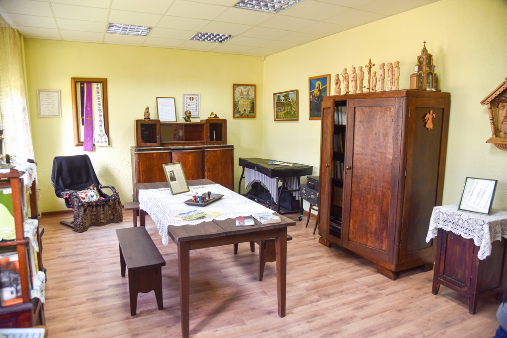 Naujamiesčio kultūros centre-dailės galerijoje įkurtame Kazimiero Kuzminsko atminties kambaryje galima išvysti ir pačias „Lietuvos Katalikų Bažnyčios kronikos“ knygas, ir asmeninius kunigo daiktus, gautas jo padėkas, dokumentus, literatūrą, fotografijas. P. ŽIDONIO nuotr.