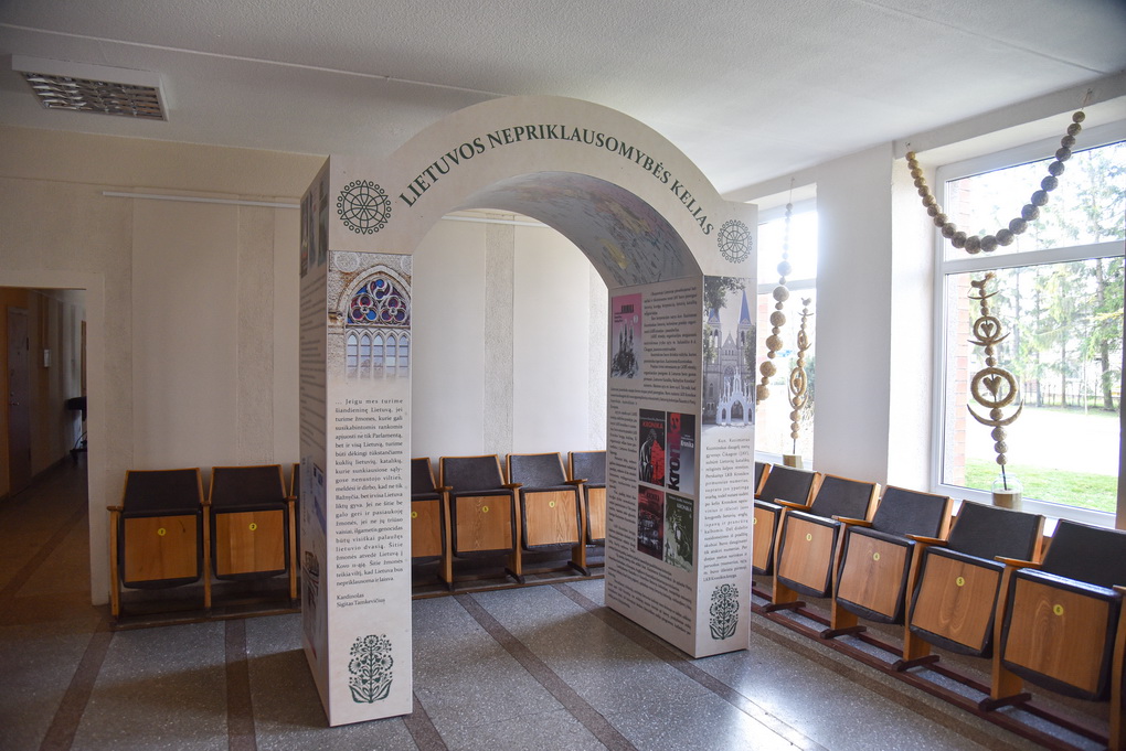 Kunigo Kazimiero Kuzminsko atminties kambaryje Naujamiestyje centriniu eksponatu tapo arka, atspindinti visus svarbiausius „Kronikos“ kelio iki Nepriklausomybės atgavimo įvykius. P. Židonio nuotraukos P. ŽIDONIO nuotr.