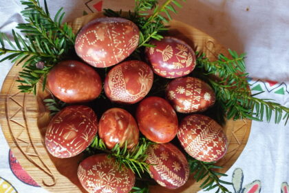 Įmantriausi margučių marginimo būdai, jų stiprumo bandymas ir smagus ridenimas mediniu voleliu – gerai žinomos Velykų tradicijos, tačiau ką dar galima nuveikti, kad šventė būtų turininga, įsimintina ir įdomi, o dvi šventinės dienos neprailgtų? Netikėtų ir įdomių idėjų galima pasisemti iš lietuvių protėvių, tereikia atverti papročių lobyno skrynias.