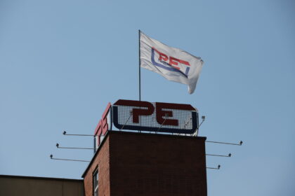 Drastiškai ūgtelėjusių šilumos kainų išgąsdintiems panevėžiečiams belieka guostis, kad jos būtų dar baisesnės, jei prieš keletą metų didžiulio pasipriešinimo, palaikomo tuomečio seimūno Povilo Urbšio, sulaukęs nepriklausomas šilumos gamintojas būtų nusprendęs nebeinvestuoti Panevėžyje.