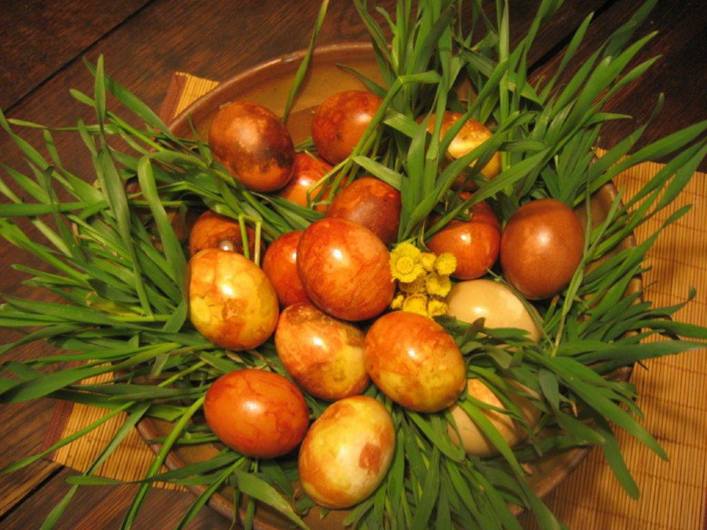 Panevėžietė Palmyra Taučikienė kiekvienais metais nustebina įvairiaspalviais, akį traukiančiais margučiais, dažytais tik tuo, ką randa gamtoje. P. TAUČIKIENĖS ASMENINIO ARCHYVO nuotr.