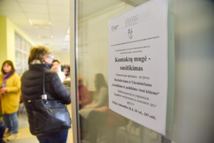 Panevėžyje norinčių dirbti nuo karo pabėgusių ukrainiečių minia susirinko į specialiai jiems Užimtumo tarnyboje organizuotą kontaktų mugę.