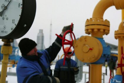 Energetikos ministras Dainius Kreivys sako, kad Rusijai nutraukus dujų tiekimą Lenkijai, Lietuva, jei reikės yra pasiruošusi dalį Klaipėdos suskystintų gamtinių dujų (SGD) terminalo dujų nukreipti į šią šalį, atidarius bendrą Lietuvos ir Lenkijos dujų jungtį.