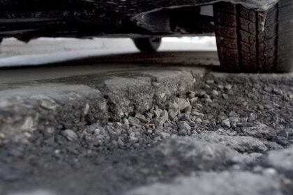 Dėl Smėlynės gatvėje atsivėrusioje duobėje apgadinto automobilio vienai panevėžiečių šeimai teko daugiau kaip trejus metus bylinėtis su Panevėžio savivaldybe.