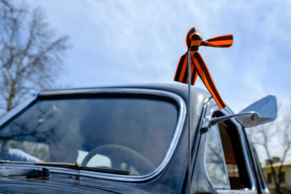 Lietuvoje uždrausta viešai demonstruoti Georgijaus juostą ir kitus Rusijos karo prieš Ukrainą simbolius.