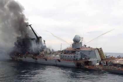 Toje vietoje, kur nuskendo Rusijos Juodosios jūros laivyno flagmanas kreiseris „Moskva“, dirba specialus gelbėjimo laivas „Kommuna“.