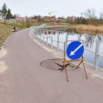 Ilgąjį savaitgalį į miestą išsiruošę panevėžiečiai nustebo išvydę, jog naujutėliame pėsčiųjų ir dviračių take, Nevėžio pakrante vedančiame iš Senvagės link Smėlynės gatvės, atsivėrė nemaža skylė.