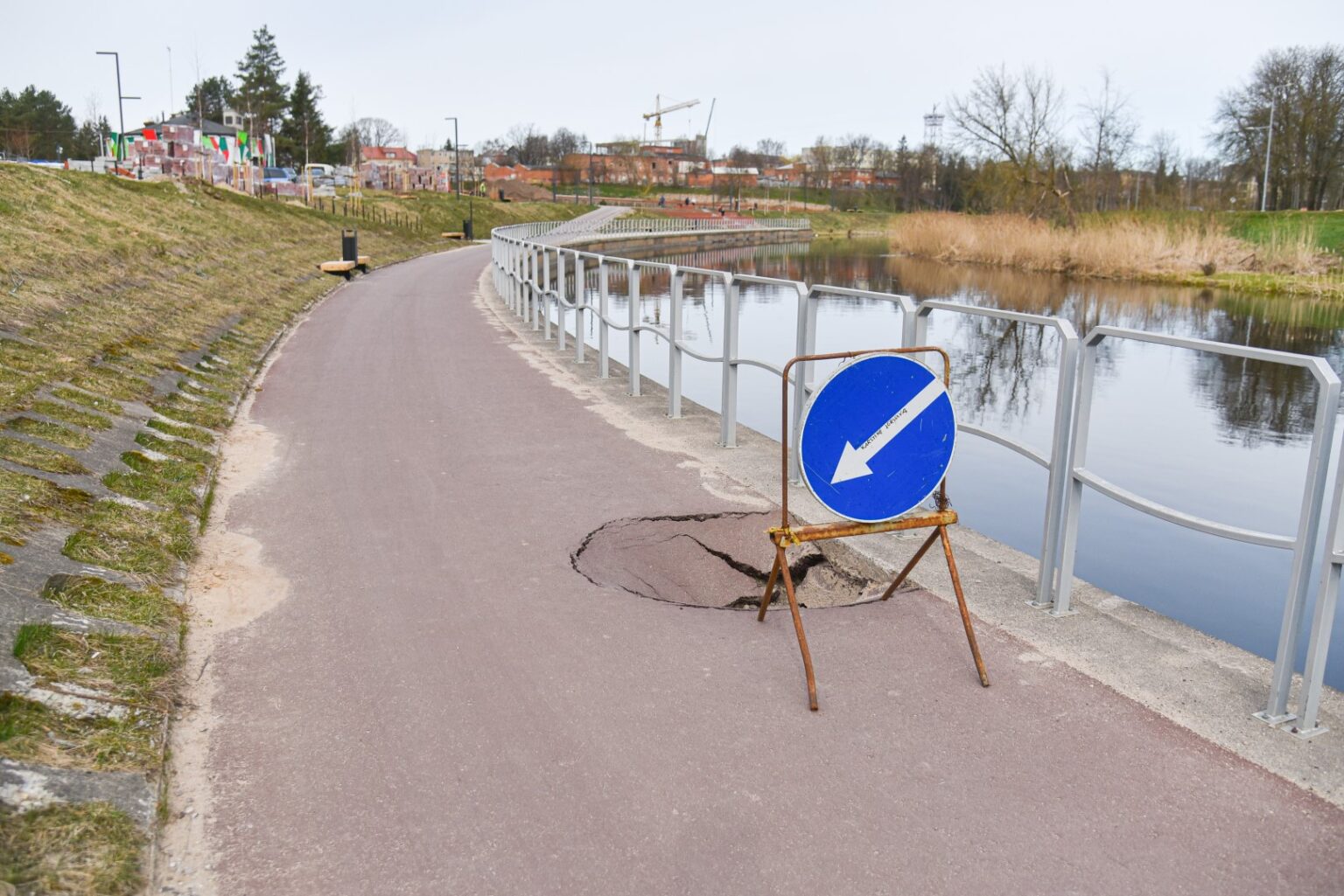 Ilgąjį savaitgalį į miestą išsiruošę panevėžiečiai nustebo išvydę, jog naujutėliame pėsčiųjų ir dviračių take, Nevėžio pakrante vedančiame iš Senvagės link Smėlynės gatvės, atsivėrė nemaža skylė.