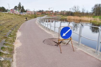 Ilgąjį savaitgalį į miestą išsiruošę panevėžiečiai nustebo išvydę, jog naujutėliame pėsčiųjų ir dviračių take, Nevėžio pakrante vedančiame iš Senvagės link Smėlynės gatvės, atsivėrė nemaža skylė.