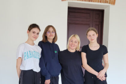 Olena, Lilija, Anna ir Vida nepažįsta viena kitos, jos gyveno skirtinguose miestuose. Šias moteris vienija bendras likimas – bėgdamos nuo karo Ukrainoje visos atsidūrė mūsų šalyje.