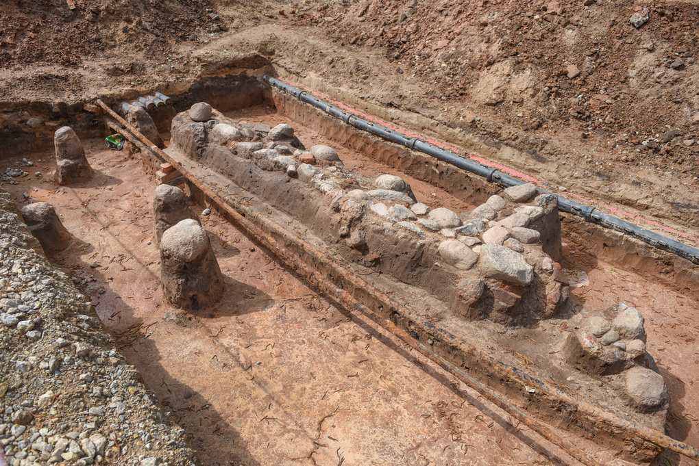 Istorikai daro prielaidą, kad rekonstruojamoje Kranto gatvėje atkastieji pamatai gali būti vieno iš buvusio teismo komplekso pastatų. G. KARTANO nuotr.