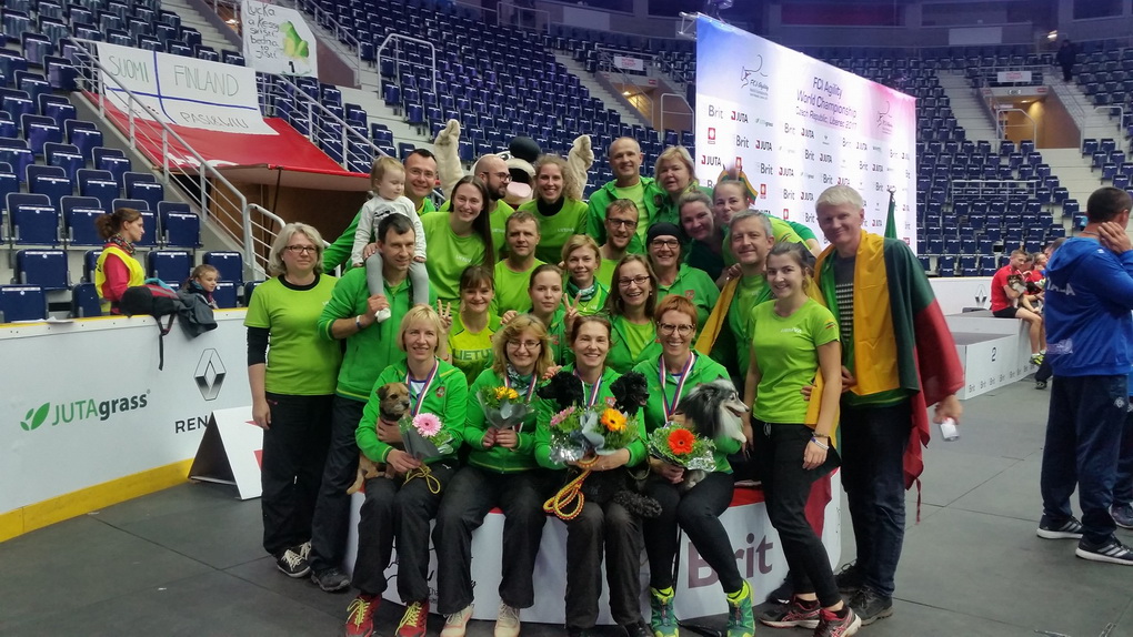 Dalyvavimas ir teisėjavimas čempionatuose, pasak Jūratės, – ne tik malonumą teikiantys iššūkiai jai ir jos augintinėms. Tai visų pirma naujos įdomios pažintys, draugai ir priklausymas tikrų šunų sporto entuziastų bendruomenei. ASMENINIO ALBUMO nuotr.