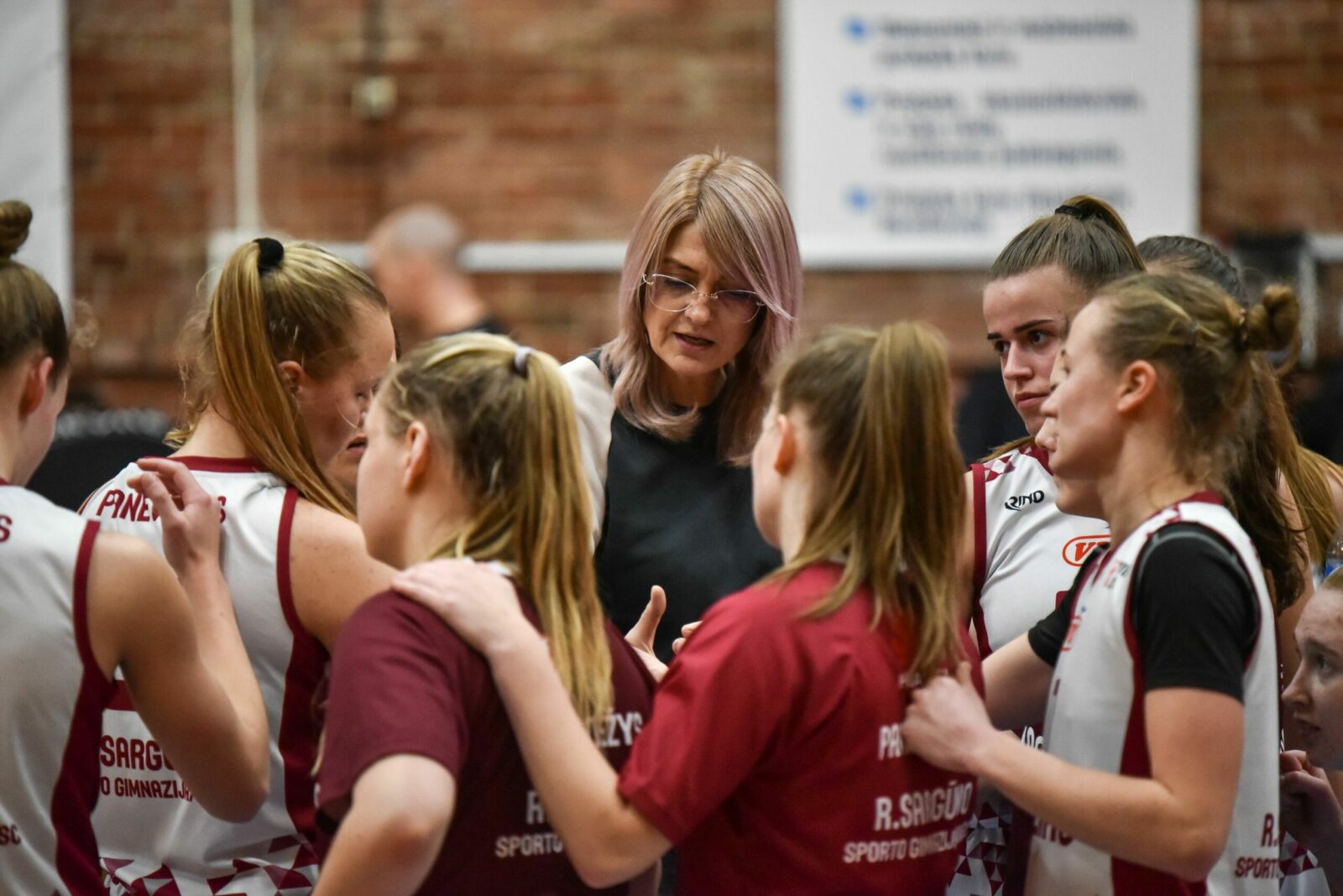 Krepšinio trenerė Rima Daunienė su auklėtinėmis. P. Židonio nuotr.