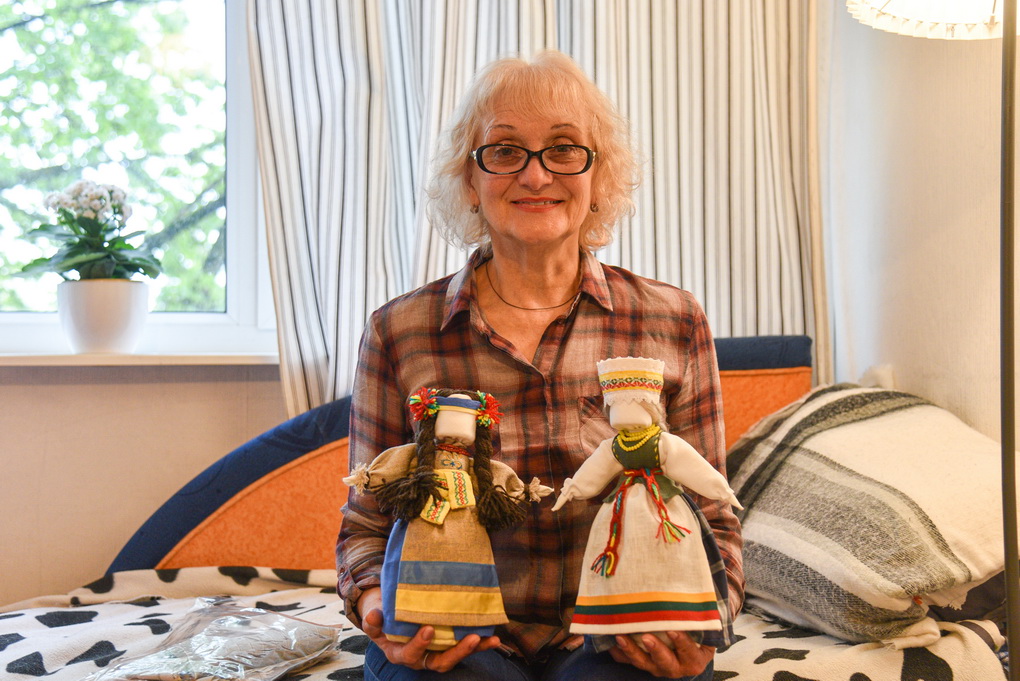 Liudmilos Molčanovos rankose – jos sukurtos lėlės ukrainietė ir lietuvaitė. P. ŽIDONIO nuotr.