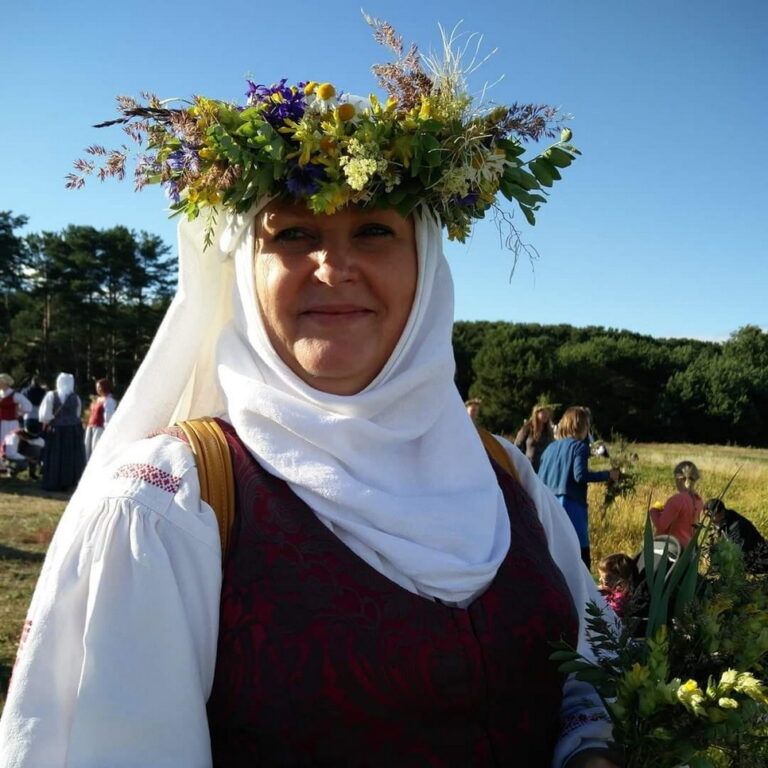 Lina Vilienė džiaugiasi, jog nestokoja žmonių, kurie ne šiaip domisi – jie gyvena folkloru. K. KULIKAUSKO nuotr.