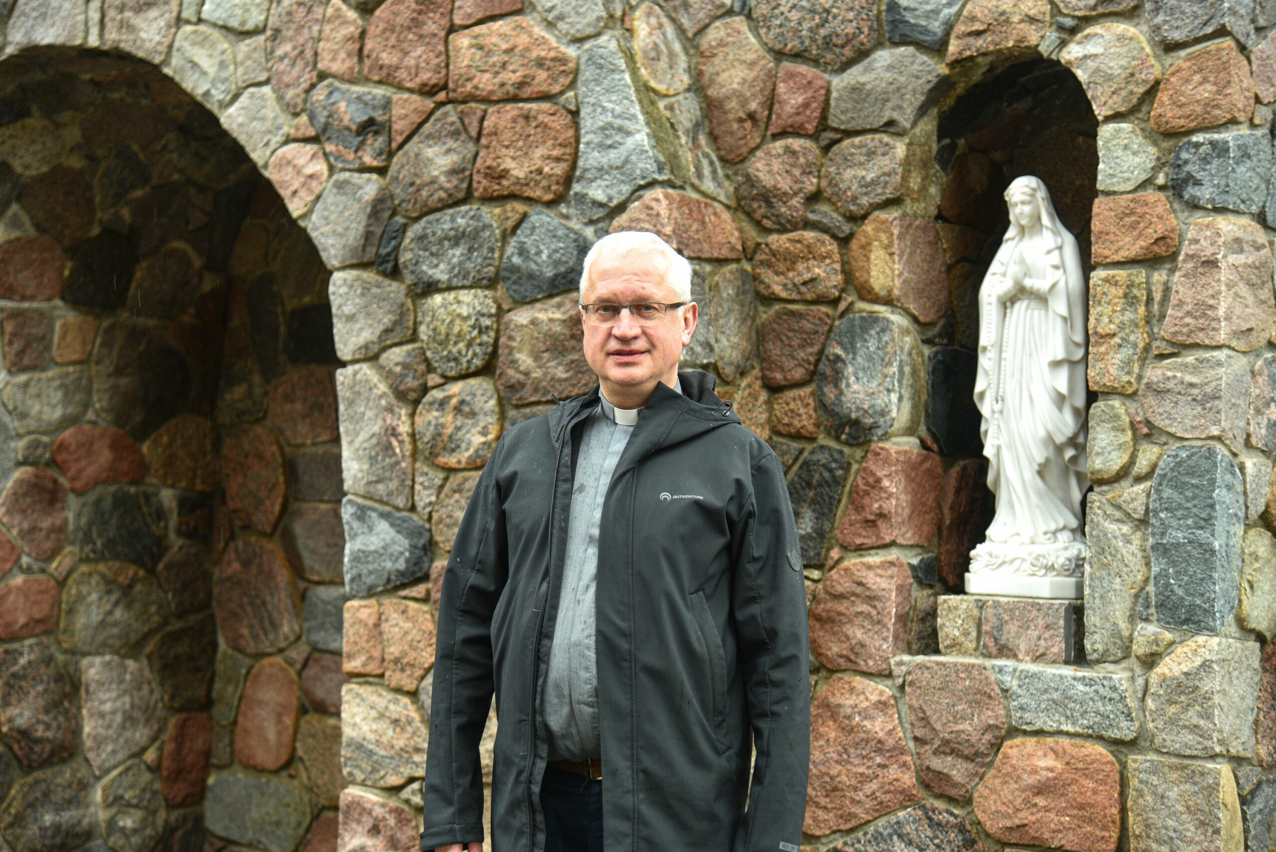 Kunigas Romualdas Zdanys jau ne vienerius metus kelia kapavietės negimusiems kūdikiams klausimą. P. ŽIDONIO nuotr.