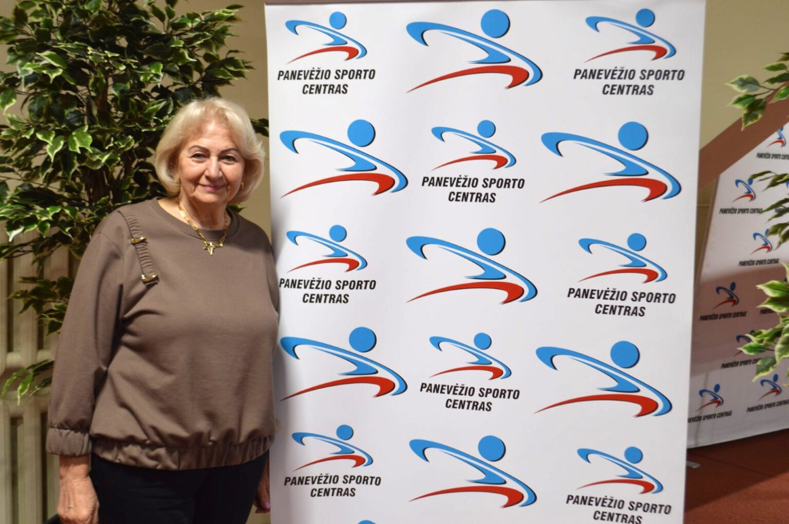 Beveik nuo pat tuomečio Panevėžio kūno kultūros ir sporto centro įkurtuvių iki šių metų birželio pradžios lengvosios atletikos manieže administratore darbavosi ir jo priežiūra rūpinosi Rima Grigalionienė-Starkuvienė, garsaus plaukiko Dariaus Grigalionio mama.