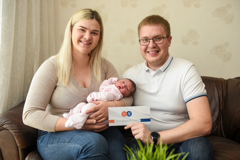 Šiais metais Panevėžio rajone gimusio šimtojo kūdikio – Godos – tėveliai Ugnė bei Deividas Šernai sulaukė ir „Sekundės“ dovanos. G. KARTANO nuotr.