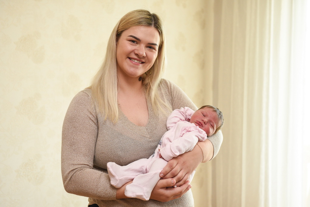 „Dar labai keista ir sunku suvokti, kad esu šios nuostabios mergytės mama“, – be galo ramia naujagime džiaugiasi Ugnė Šernienė. G. KARTANO nuotr.