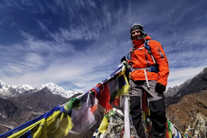 Kopti į aukščiausias pasaulio viršukalnes, kur nuo deguonies trūkumo iš skausmo plyšta galva, be baimės šokti prisirišus guma, įveikti ultramaratoną, nardyti su rykliais, ragauti dar plakančią kobros širdį ir ją užgerti krauju – šį ekstremalių potyrių sąrašą būtų galima dar tęsti. Ir tai ne kokio veiksmo filmo herojui tenkantys išbandymai, o panevėžiečio verslininko 36-erių Justo Narkevičiaus gyvenimo dalis.